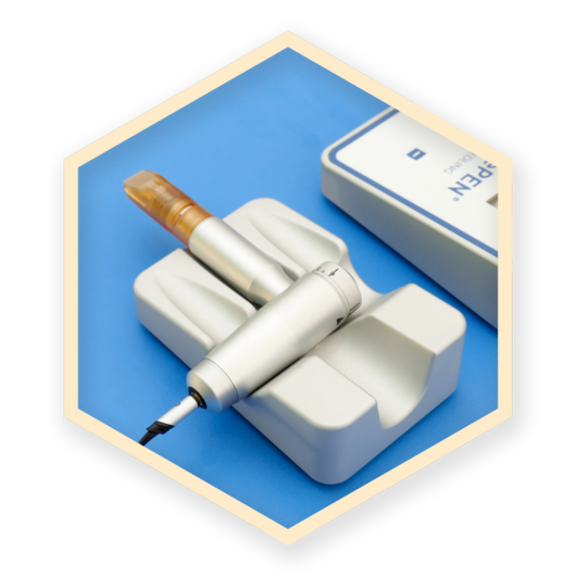 Microneedling ist eine neuartige Anti-Aging-Methode zur Behandlung von Falten, grobporiger Haut und dünnem Haar.